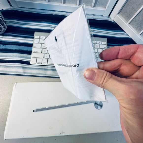 Apple Wireless Keyboard White Keys Aluminum Metal Base - Picture 10 of 12